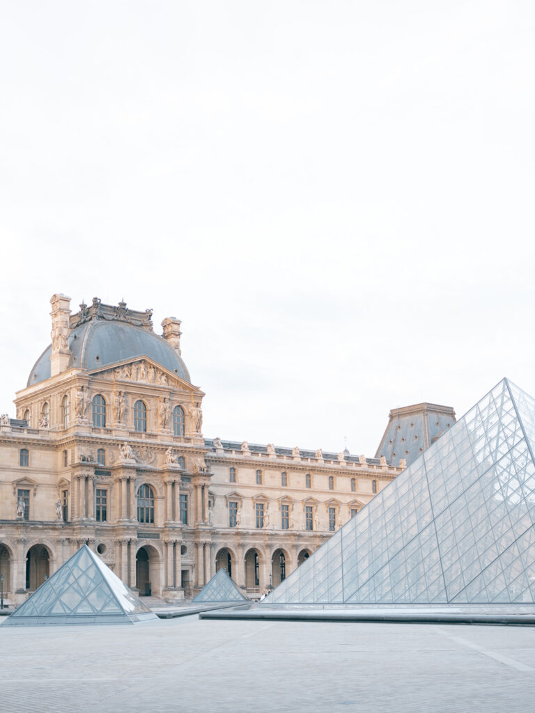Louvre cour Napoléon