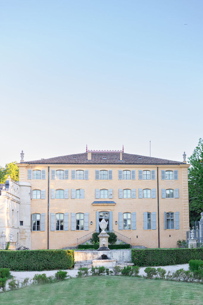 Wedding photograph of the front of Château de Fonscolombe