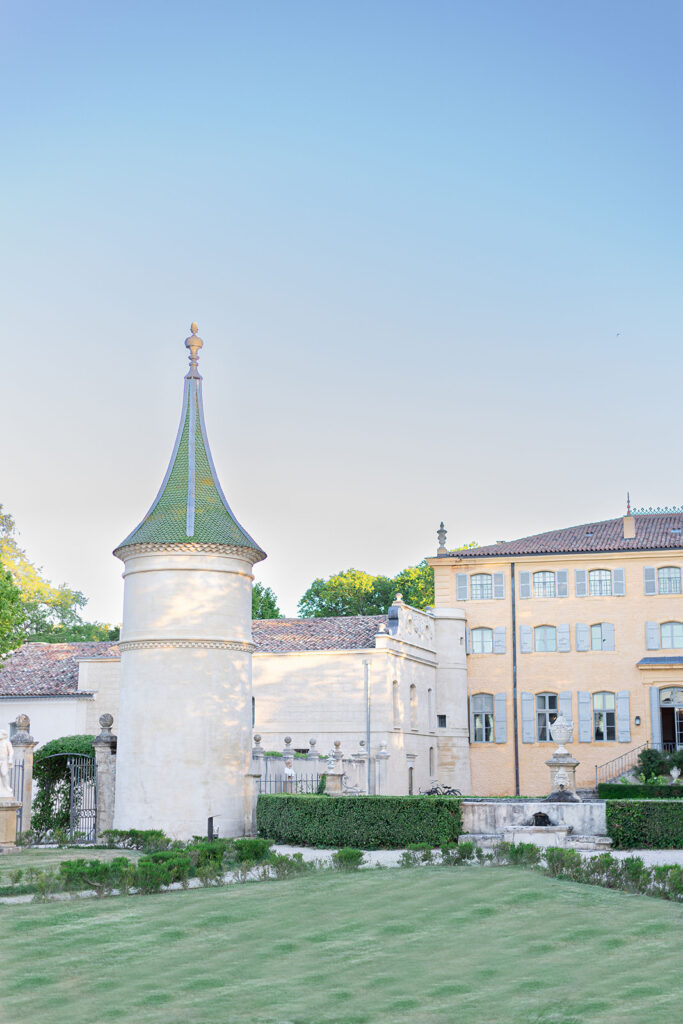 Photograph of Château de Fonscolombe's garden