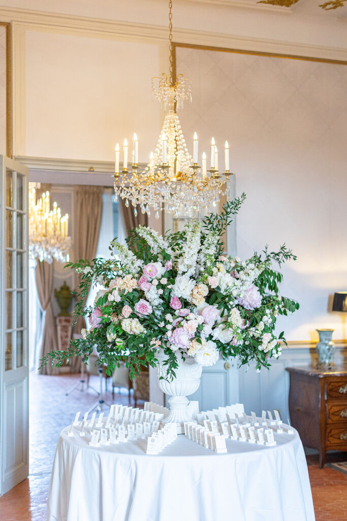 Wedding photograph of a flower bouquet at Château de Fonscolombe