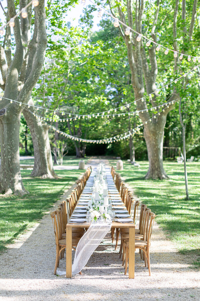 Outdoor wedding table at Château de Fonscolombe