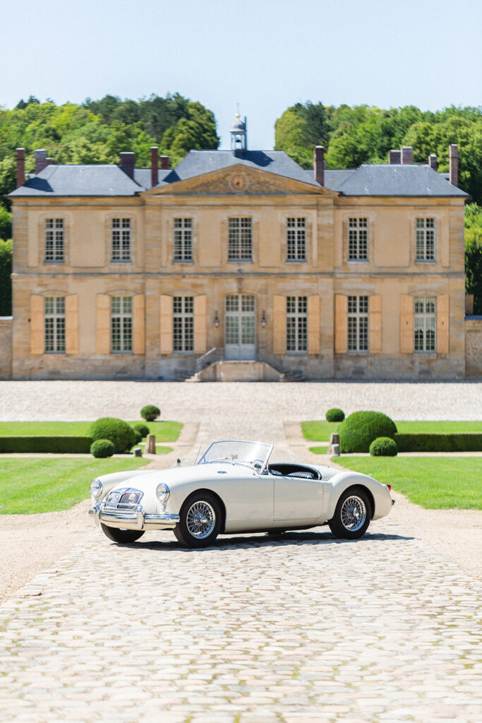 Wedding photography of Château de Villette with a classy vintage car